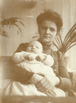 858612 Portret van Geertruida Henriëtte (Truus) Koert-Keck (1876-1926) met haar zoontje Daniël (geboren 20-8-1901) in ...